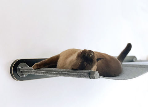 moderne liegemulde aus filz in grau schwarz