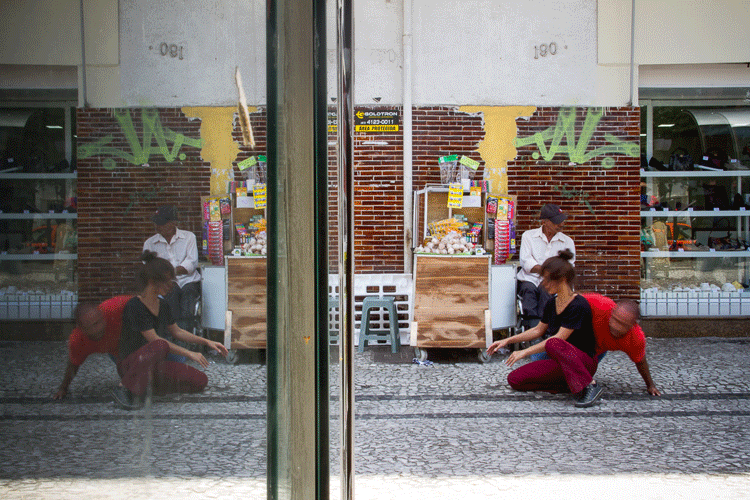 concepção de Lívea Castro | direção Andréa Sério | com Lívea Castro, Moisés Batista, Machison Assiz Abreu | realização Nó movimento em rede e Unespar - projeto de extensão Limites em Movimento corpo em questão | Praça Tiradentes, Curitiba - 07 de Novembro 2016 | GIF: Cayo Vieira