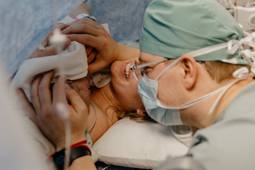 NAISSANCE-PAPA-MAMAN-SOURIRE-CÉSARIENNE.jpeg