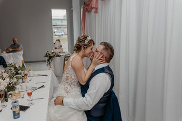 MARIAGE-COUPLE-RÉCEPTION-BAISER.jpeg
