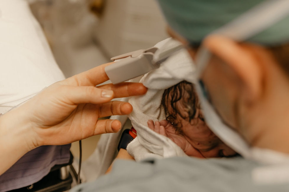 NAISSANCE-MAMAN-MAIN-BÉBÉ.jpeg