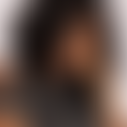 Une femme noire triste, malheureuse, le visage incliné et posé sur sa main, sa mère est envahissante