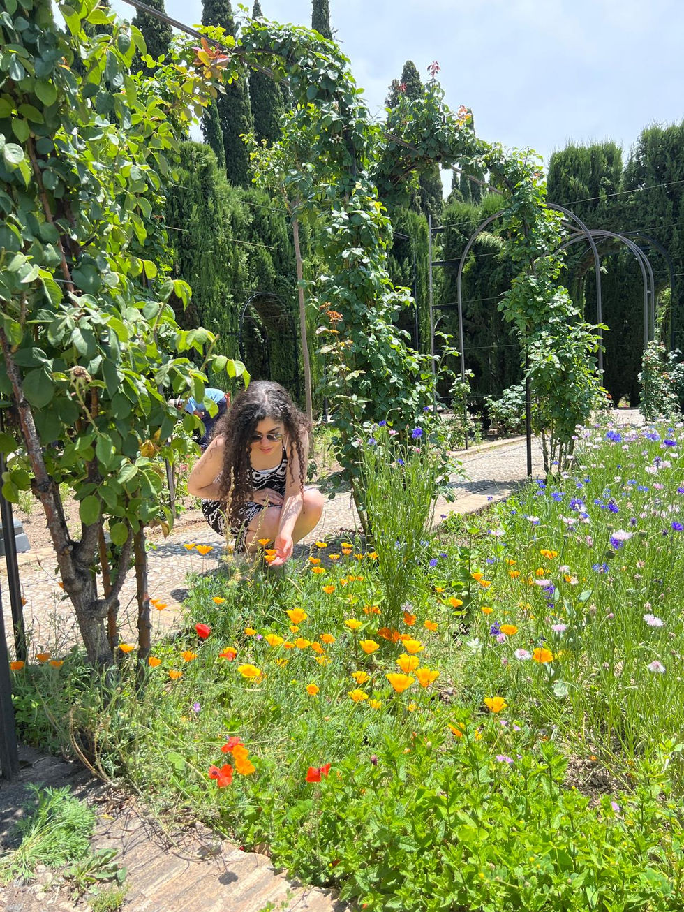 Disfrutando del jardín.