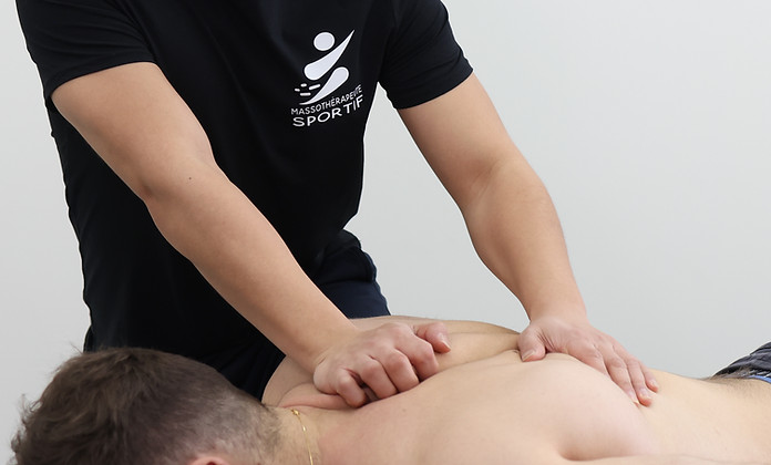 Kevin Qian massothérapeute sportif qui donne un massage sportif