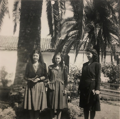 Manuela, Agustina y Modesta Ollero posando en el jardĆn