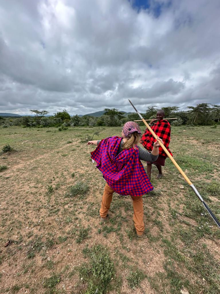 aprendiendo a cazar con los Masai en safari con Salvaje Travel