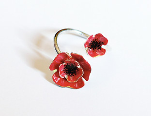 immagine di anello in argento smaltato rosso
