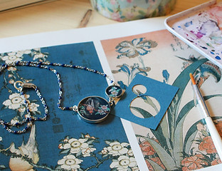collana con pendente realizzata acquerello. Disegno hokusai bird and flower