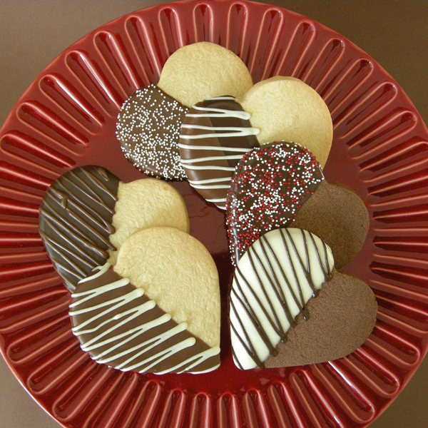 красивое печенье. сладости в виде сердца. печенье в виде сердца. роспись пряников айсингом. выпечка на 14 февраля.