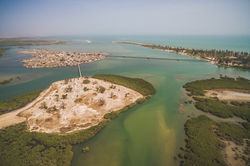 Luftaufnahme des Joal-Fadiouth-Deltas mit Sandinseln und Wasserläufen, Senegal
