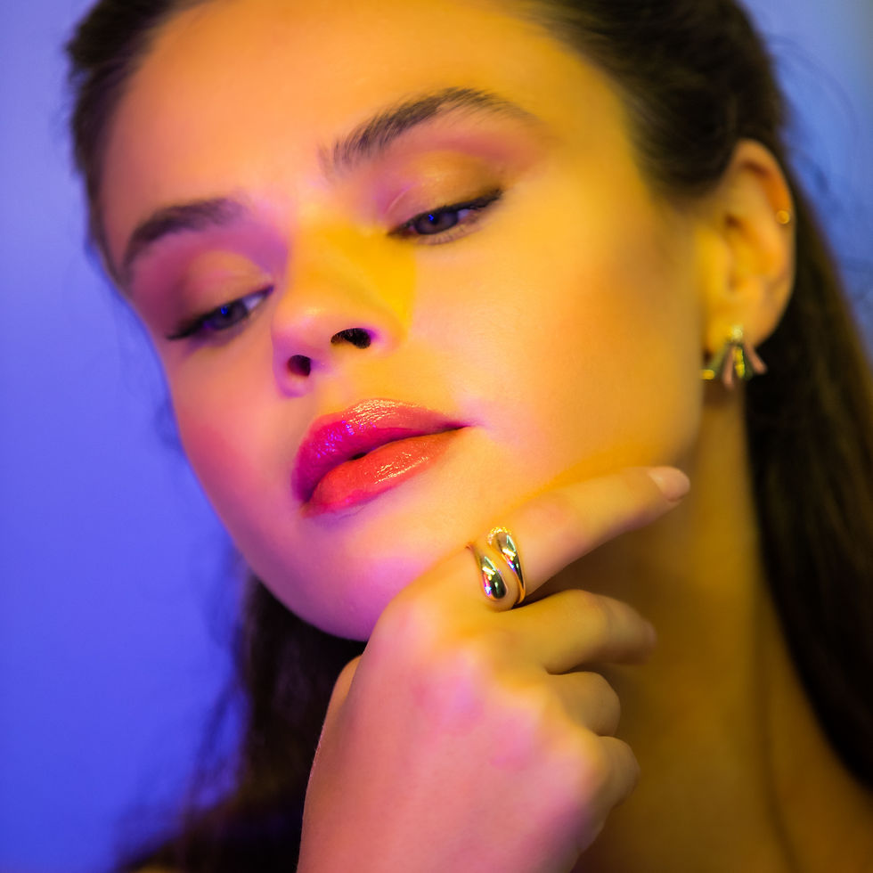 Küçük resim: Takvorian Jewellery, online altın ve pırlanta mücevher mağazası. Intense 18 ayar kırmızı  altın pırlanta küpe.