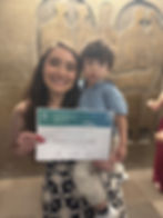 Dra Bruna Teston Cini junto com seu filho segurando o certificado da residência médica de hepatologia do HCPA