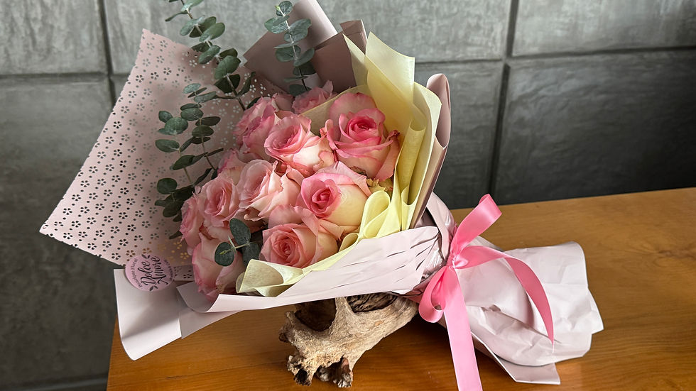 Arreglo floral “Hermosa” con rosas y tulipanes en tonos pastel sobre base de cerámica blanca, creado por Dolce Amore