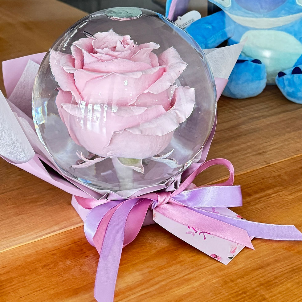 Miniatura: Burbuja de cristal con rosa natural preservada en agua, creación exclusiva de Dolce Amore Boutique Floral en Puebla