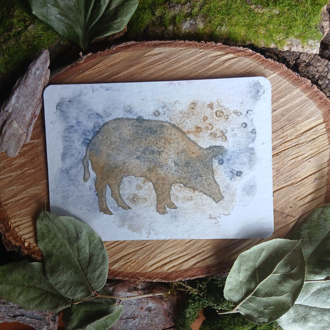 Postkarte in Naturtönen und Wildschweinmotiv auf Baumscheibe mit Moosdekoration, Aquarell, kleines Kunswerk
