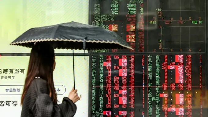 Shares dip in Asia, oil up as world awaits Iran response