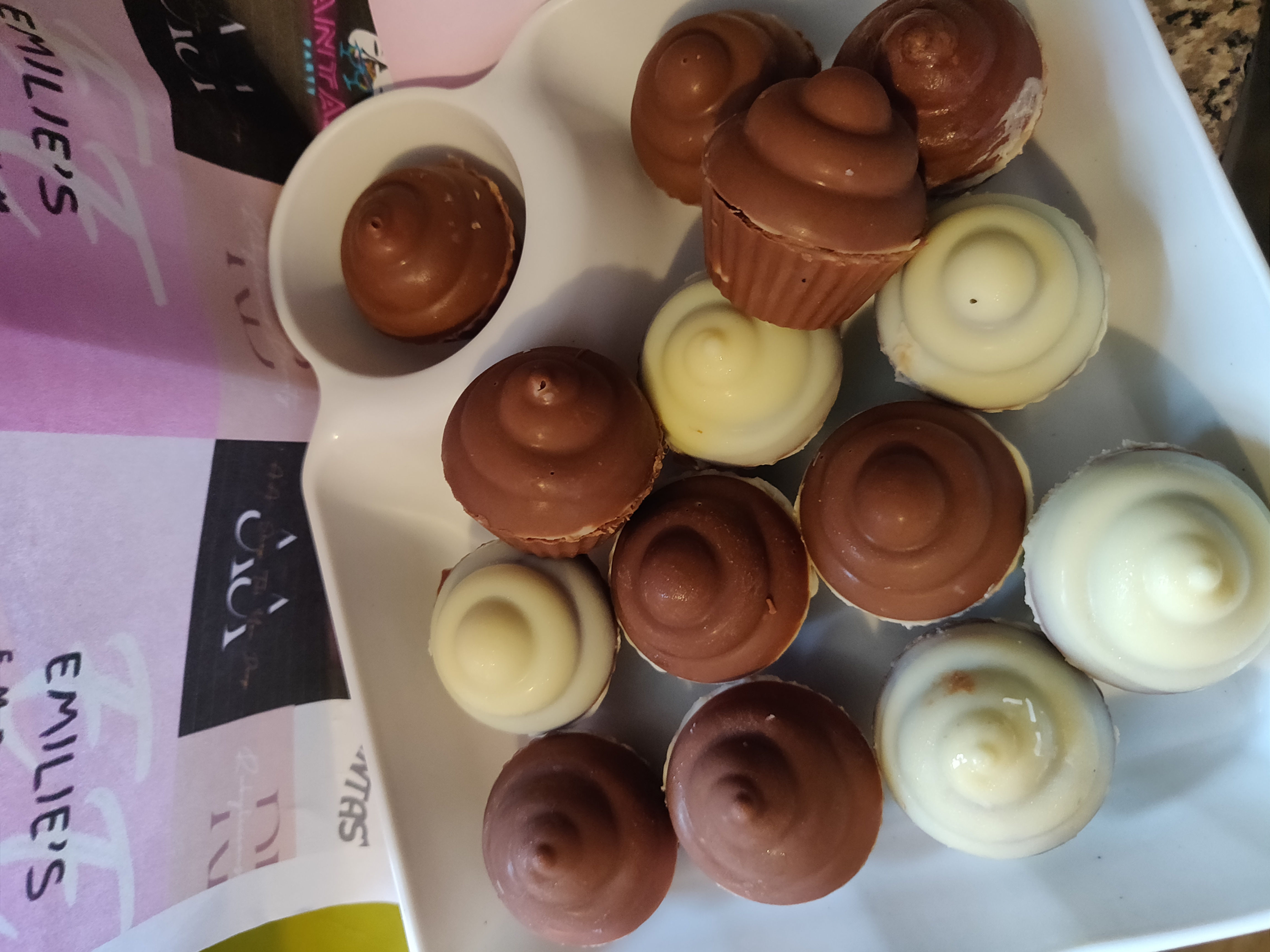 2x chocolate cupcakes 