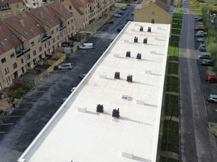 Reflecterende witte Alphathor EPDM op appartementsgebouw in De Haan