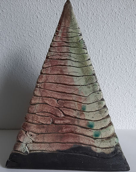 urn piramide raku gestookt.jpg