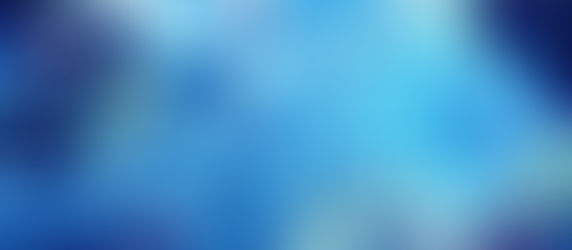 orre de resfriamento industrial liberando vapor, potencial fonte de aerossóis contaminados.