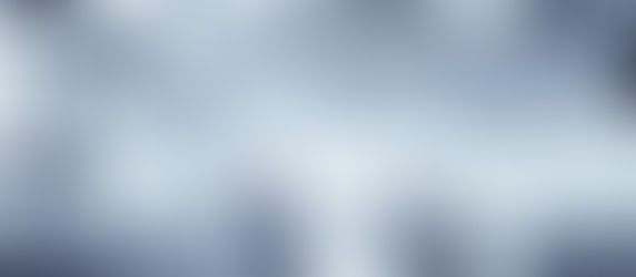 Sala limpa industrial com operadores utilizando vestimentas adequadas e sistema de ventilação controlado.