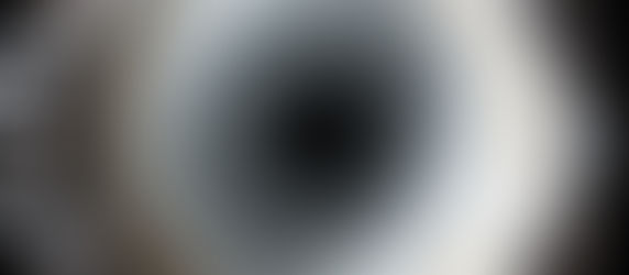 Depósitos de incrustação em tubulação industrial causados por alta dureza da água.