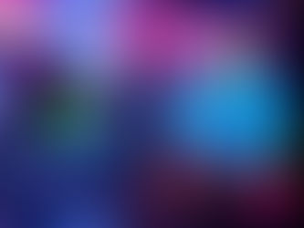 Ambiente industrial controlado com sistema de ventilação e operadores utilizando EPI