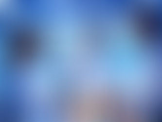 Profissional realizando auditoria em sistema de água industrial com checklist e equipamentos.