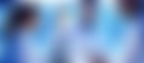 Imagem ilustrativa de laboratório analisando suplementos com equipamentos cromatográficos.