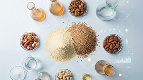 Visão de topo com ingredientes processados e instrumentos de laboratório para análise de segurança alimentar.