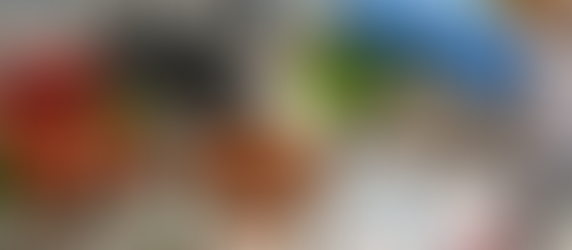 Sementes de guaraná com destaque para estrutura química da cafeína e análise laboratorial.