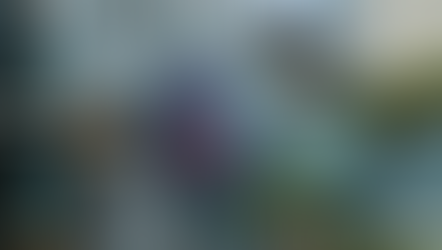 Sistema de tubulação com formação de biofilme bacteriano em ambiente industrial.