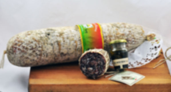 Toskanska salama finocchiona z divjim koromačem v kosu