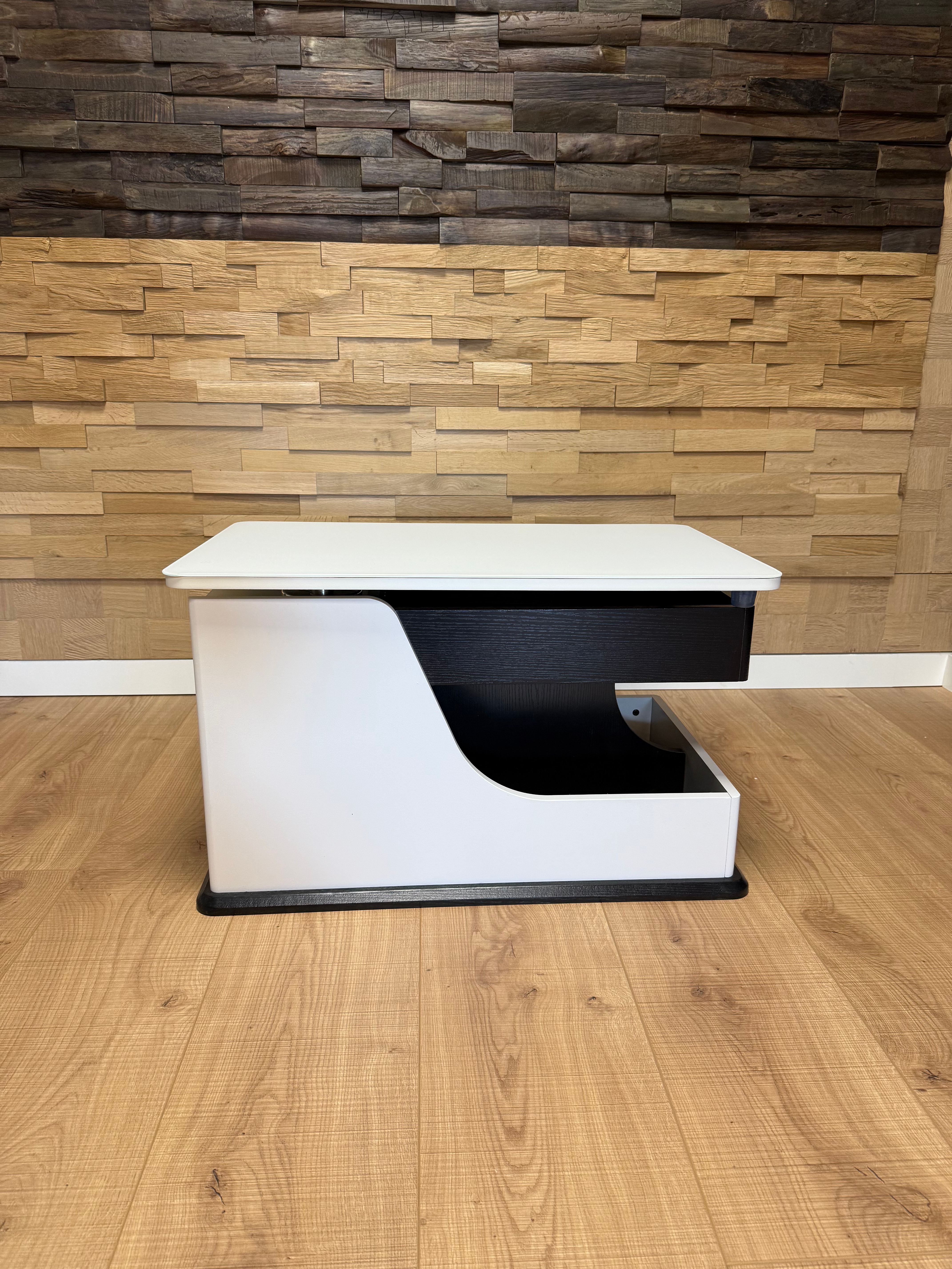 Table basse noire et blanche