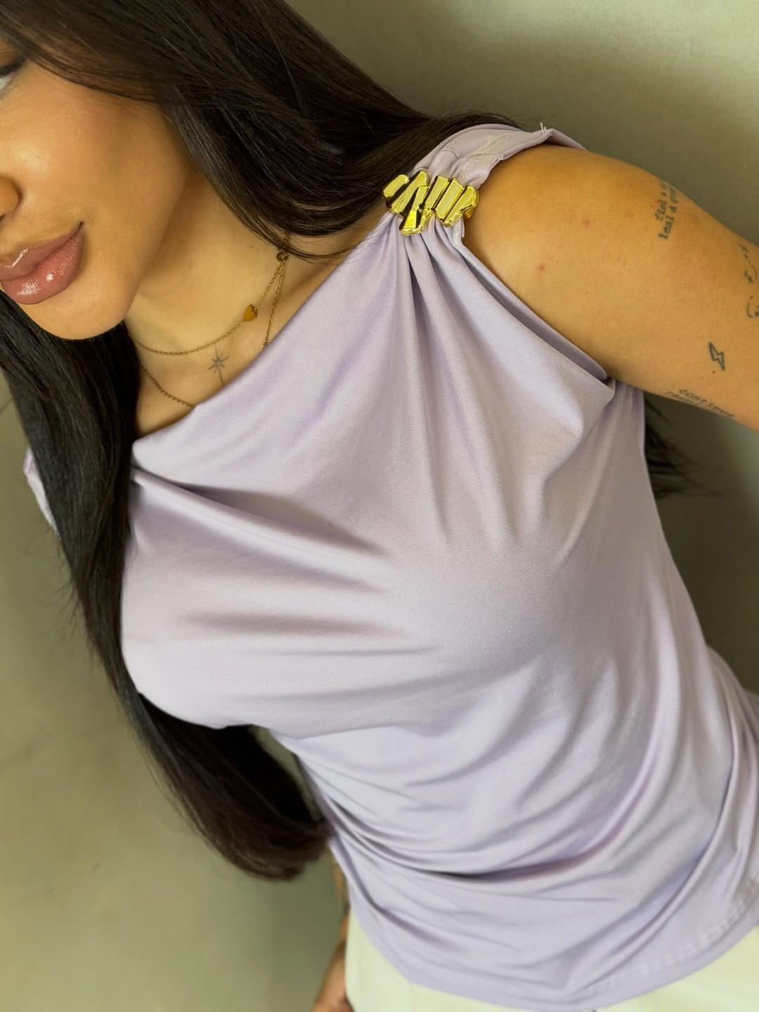 Foto em modelo com destaque no busto