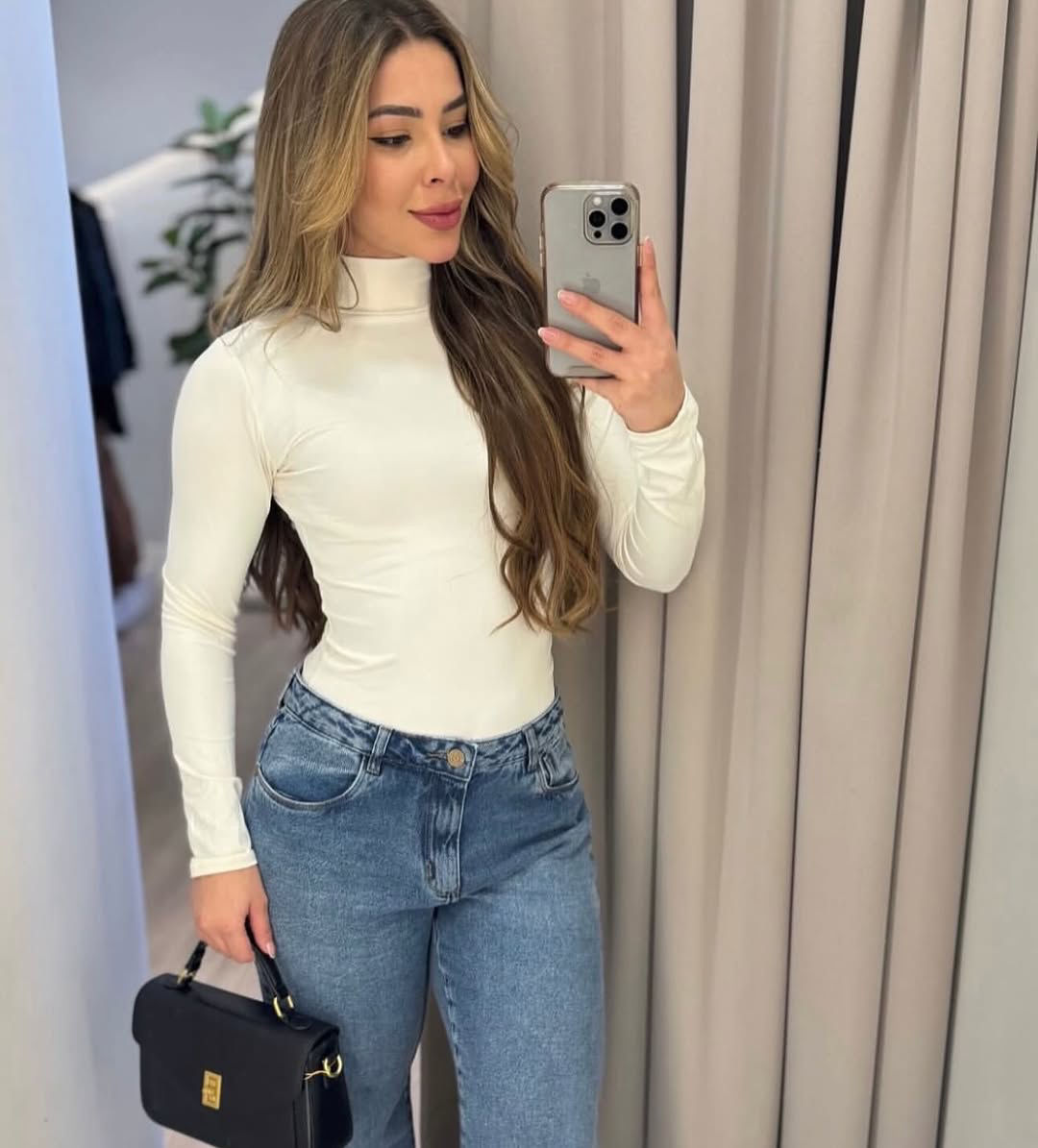 Foto em modelo de frente na cor branco