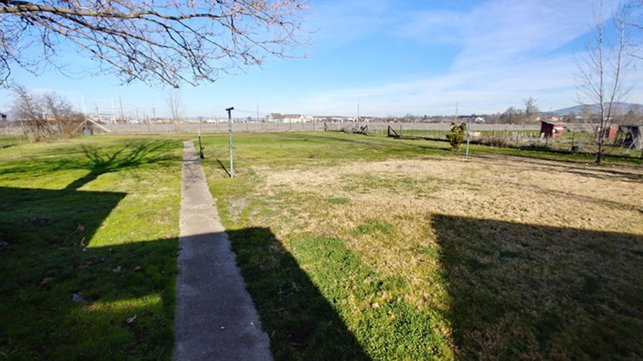 275 back yard view.jpg