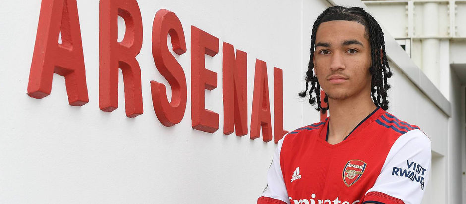 Arsenal youngster signs first professional contract