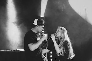 Simon Möller är hiphop-artist där låtarna har Jesus-budskap fyllda av glädje, tro och hopp! Simon och Matilda Möller skriver,