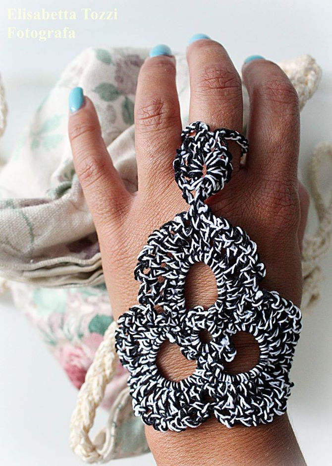 Sara Crochet.