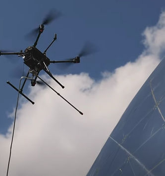 Drône en train de nettoyer une façade en bardage