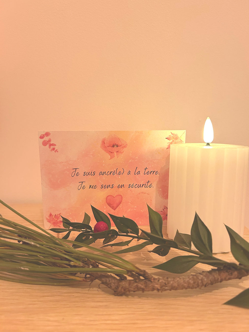 Carte mantra de développement personnel avec une intention positive, posée dans une ambiance calme et lumineuse, symbole de rituels bien-être de fin d’année.