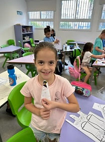 ילדה מחייכת בכיתה, פעילות יצירה באלונים ראשון ציון