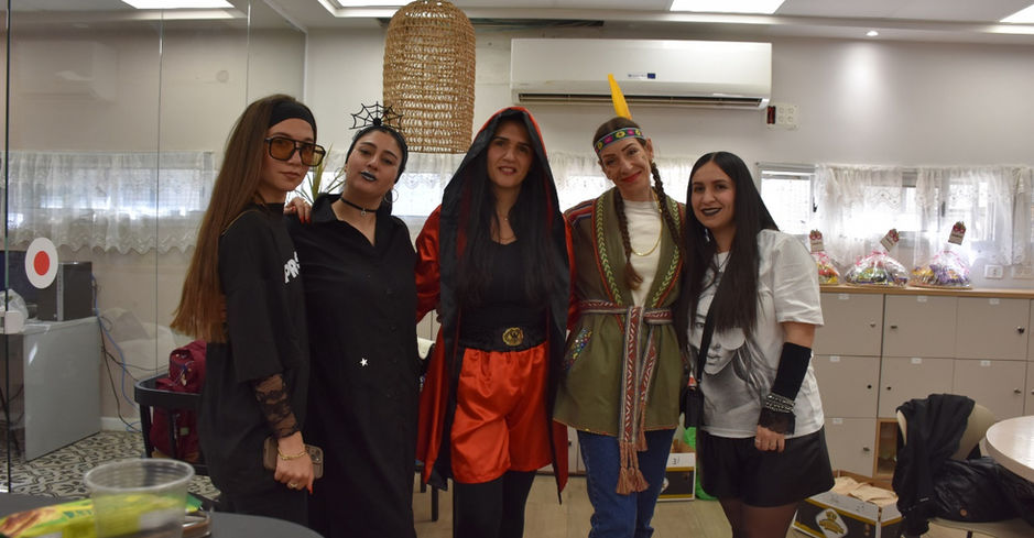 מורות בית ספר גילה א בתלבושות פורים