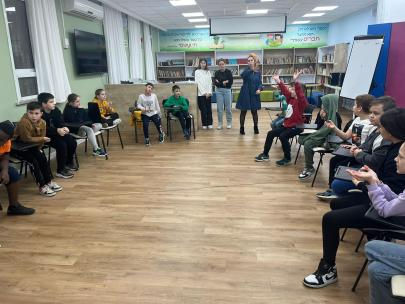 תלמידי בית ספר גורדון במעגל דיון