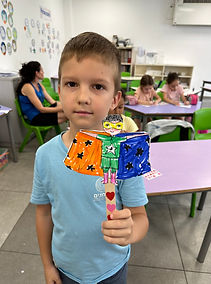 ילד מחזיק יצירה צבעונית