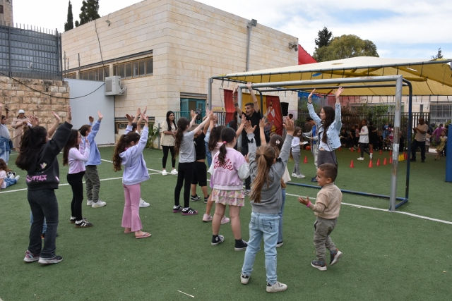 תלמידי בית ספר גילה א בפעילות ספורטיבית בחצר
