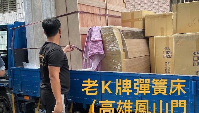 出貨嘍～看著我們的司機伙伴們小心翼翼的疊貨 💪💪