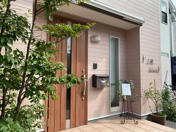 サロンの玄関を写した画像