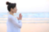 ビーチで瞑想するヨガクリエイター境怜衣子